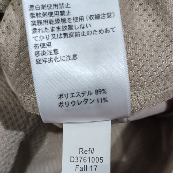 Eddie Bauer Cream Cargo Shorts with Tailored Style and Subtle Texture - Picture 4 of 7